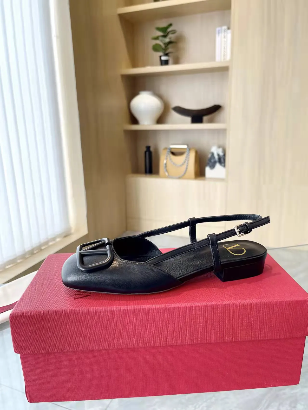 👟👟Ex-factory price 400👟👟 Genuine leather sole +40 Top version 𝑉𝐴𝐿𝐸𝑁𝑇𝐼𝑁𝑂 Valentino new spring and summer women's back hollow new sandals. Unique V-buckle hardware accessories bring out a full sense of luxury. The new season will live up to expectations! Worth buying★Absolutely high-grade❥Original method, Absolutely sensual❥Elegant style, creating a different feeling, simple and elegant style!  Code number: 35-41 (34-42 customized, non-returnable) Fabric: Imported sheepskin Inner foot pads: Inner sheepskin Heel height: 2 cm Leather outsole Rubber outsole